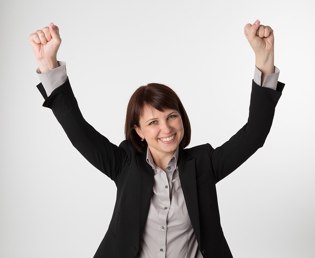 femme souriante qui a gagné